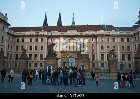 Touristen in der Abenddämmerung vor der Burg am Hradanske Namesti Platz Hradschin Burg Viertel Prag Tschechien Hrad Stockfoto