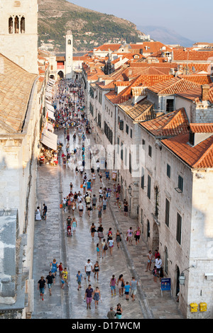 Blick nach unten Stradun (aka Placa), der Hauptstraße in der Altstadt in der Stadt von Dubrovnik an der Adria Küste in Kroatien. Stockfoto