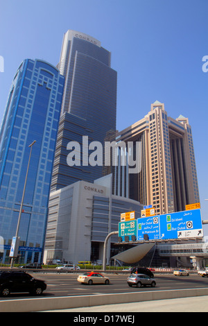 Dubai VAE, Vereinigte Arabische Emirate, Handelszentrum, Sheikh Zayed Road, Englisch, Arabisch, Sprache, zweisprachig, Conrad, Hotel, API World Tower, The Fairmont Dubai, Hotel, Stockfoto