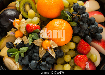 frische süße Früchte und Berrys auf schwarz Stockfoto