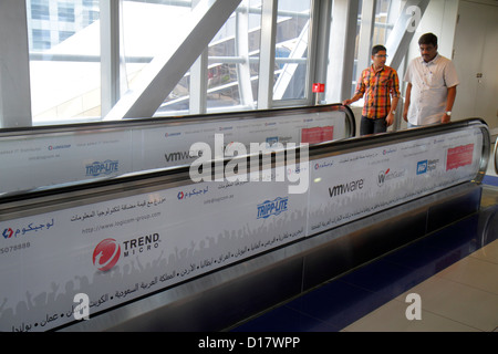 Dubai VAE, Vereinigte Arabische Emirate, Naher Osten, World Trade Center Metro Station, Rote Linie, U-Bahn, Zug, öffentlicher Nahverkehr, Englisch, Arabisch, l Stockfoto