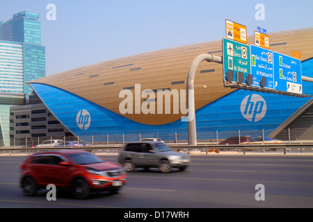 Dubai VAE, Vereinigte Arabische Emirate, World Trade Center Metro Station, Rote Linie, U-Bahn, Zug, Zug, Englisch, Arabisch, Sprache, zweisprachig, Verkehr, Straße, Schild, direkt Stockfoto
