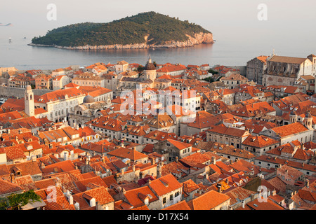 Blick über die Dächer der Altstadt in der Stadt von Dubrovnik an der Adria Küste in Kroatien. Insel Lokrum ist auch sichtbar. Stockfoto