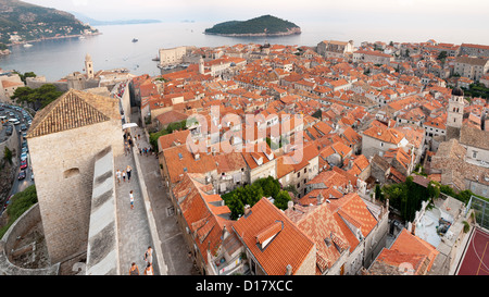 Blick über die Dächer der Altstadt in der Stadt von Dubrovnik an der Adria Küste in Kroatien. Insel Lokrum ist auch sichtbar. Stockfoto