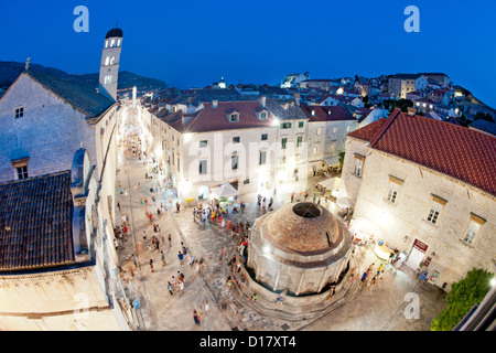 Große Onofrio-Brunnen (Velika Onofrijeva Fontana) und der Stradun (Hauptstraße) in der Altstadt von Dubrovnik, Kroatien. Stockfoto