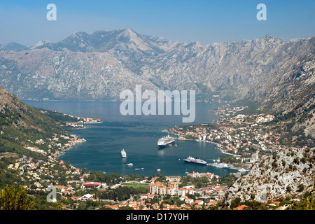 Blick auf die Bucht von Kotor und Stadt Kotor in Montenegro. Stockfoto