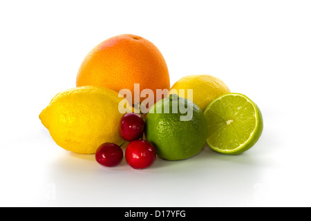 Grapefruit, Zitronen, Limetten und Kirschen Stillleben auf weißem Hintergrund Stockfoto
