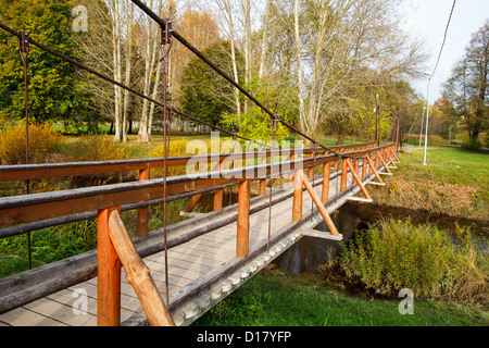 Fußgängerbrücke über einen kleinen Fluss Stockfoto