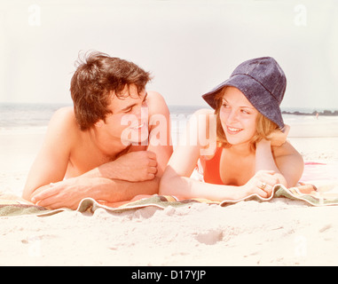 Paar am Strand liegen Stockfoto