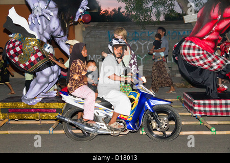 Kleine Familie auf Roller in Jimbaran auf Bali Stockfoto