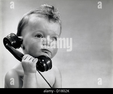 Vintage Foto von Baby Boy am Telefon sprechen Stockfoto