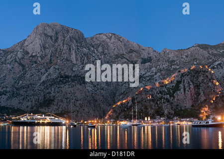 Abenddämmerung Blick auf die Bucht von Kotor, Kotor Stadt und die Festung mit Blick auf die Stadt in Montenegro. Stockfoto