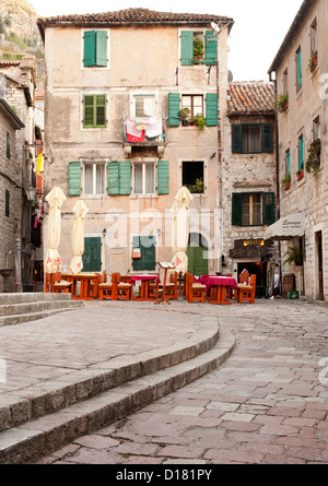 Gebäude und Restaurant in der Altstadt von Kotor in Montenegro. Stockfoto