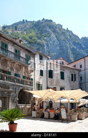 Gebäude und Restaurant in der Altstadt von Kotor in Montenegro. Stockfoto