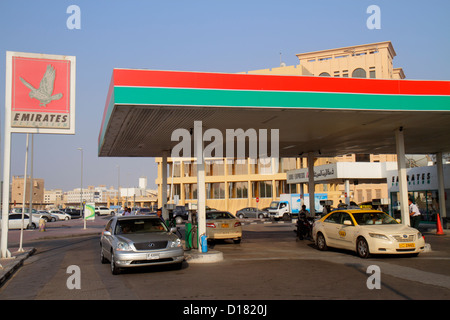 Dubai VAE, Vereinigte Arabische Emirate, Al Souqe Al Kabeer, Al Ghubaiba Road, Englisch, Arabisch, Sprache, zweisprachig, Emirates Petroleum, Tankstelle, Benzin, UAE12101404 Stockfoto