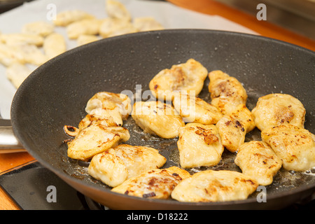 Rohe Pierogi in einer Pfanne Stockfoto