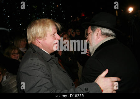 12.10.2012, London, Vereinigtes Königreich, Bürgermeister von London, Boris Johnson, schließt sich die jüdische Gemeinde in der Beleuchtung von Hanukkah Menorah am Trafalgar Square.   Bildnachweis: Mario Mitsis / Alamy Live News Stockfoto