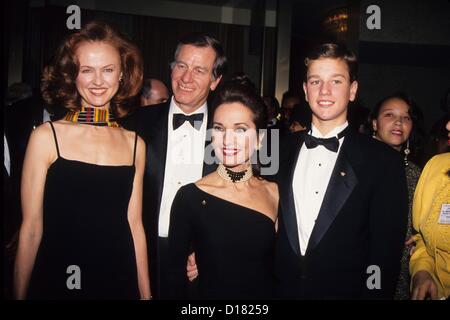 SUSAN LUCCI mit Ehemann Helmut Huber, Sohn Andreas Huber, Jill Larson.Cores 10. Feier 1994.16751. (Kredit-Bild: © Judie Burstein/Globe Photos/ZUMAPRESS.com) Stockfoto