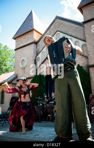 Akkordeonspieler und Bauchtänzerin auf The Maryland Renaissance Festival 2012, Crownsville Road, Annapolis, Maryland. Stockfoto