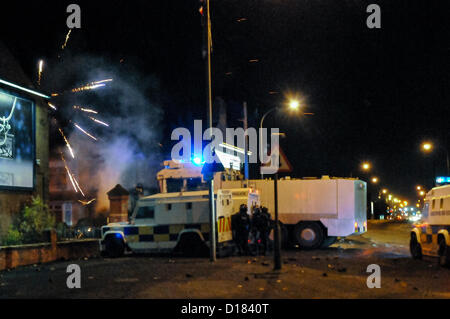 10. Dezember 2012, Belfast, Nordirland.  PSNI kommen unter Beschuss von Feuerwerk.  Rund 150 Loyalisten gewalttätig nach Protest wieder Anschluß-Markierungsfahne auf der Belfast City Hall. Stockfoto