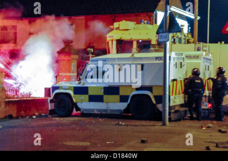 10. Dezember 2012, Belfast, Nordirland.  PSNI kommen unter Beschuss von Feuerwerk.  Rund 150 Loyalisten gewalttätig nach Protest wieder Anschluß-Markierungsfahne auf der Belfast City Hall. Stockfoto