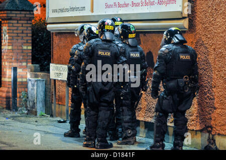 10. Dezember 2012, Belfast, Nordirland.  Riot Squad Offiziere bereiten gegen Randalierer einziehen.  Rund 150 Loyalisten gewalttätig nach Protest wieder Anschluß-Markierungsfahne auf der Belfast City Hall. Stockfoto