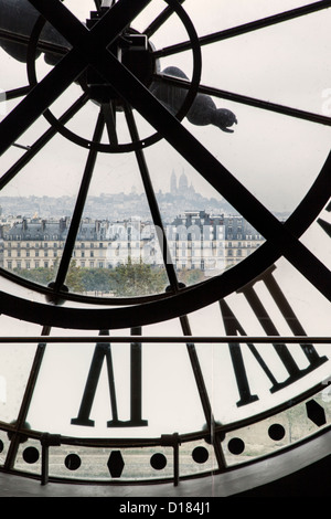 Blick durch riesige Uhr im Musee d ' Orsay über die Gebäude von Paris Frankreich Stockfoto