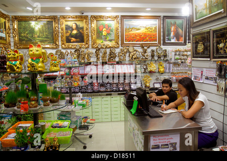 Dubai VAE, Vereinigte Arabische Emirate, Naher Osten, Deira, Al Rigga, Union Square, Union Metro Station, Red Green Line, U-Bahn, Zug, Zug, öffentliche Verkehrsmittel Stockfoto