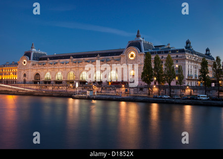 Dämmerung über Musee d ' Orsay und Seine, Paris Frankreich Stockfoto
