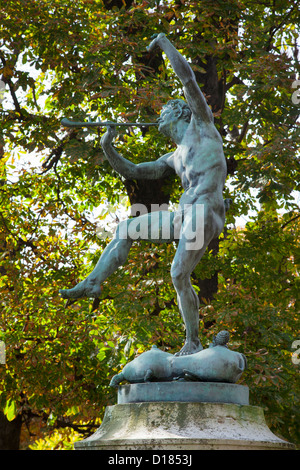 Bronzestatue, Faune Dansant - Dancing Fawn (1850: Eugene Louis Lequesne), Jardin du Luxembourg, Paris Frankreich Stockfoto