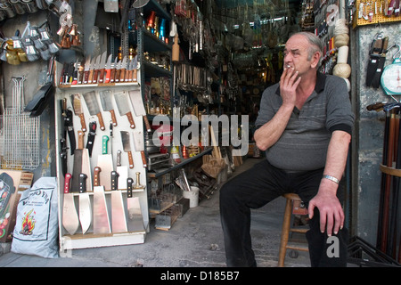 Europa, Griechenland, Athen, Psiri, die Gewürze Markt in Athinas Allee, Verkäufer von Messer Stockfoto