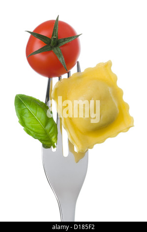 Ravioli Pasta Tomaten und Basilikum auf einer Gabel vor weißem Hintergrund Stockfoto