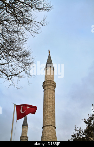 Türkei Istanbul türkische Flagge und St. Sophia Cathedral (von Konstantins des großen im 4. Jahrhundert gebaut und rekonstruiert in Stockfoto