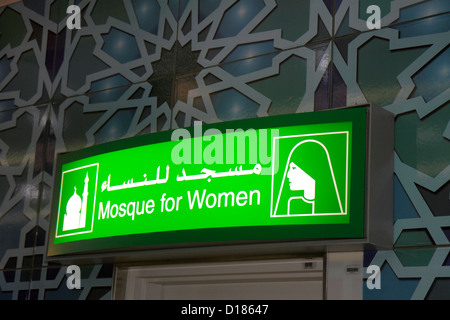 Dubai VAE, Vereinigte Arabische Emirate, Dubai International Airport, Gate, Sheikh Rashid Terminal, Englisch, Arabisch, Sprache, zweisprachig, Schild, Moschee für Frauen, Muslim, Stockfoto