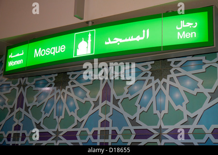 Dubai VAE, Vereinigte Arabische Emirate, Dubai International Airport, Gate, Sheikh Rashid Terminal, Englisch, Arabisch, Sprache, zweisprachig, Schild, Moschee, Männer, Frauen, Muslime, Stockfoto