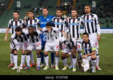 Udinese-Gruppe Mannschaftsaufstellung, 6. Dezember 2012 - Fußball / Fußball: Udinese Team Gruppe (L-R) Giovanni Pasquale, Roberto Pereyra, Daniele Padelli, Danilo Langeria, Thomas Heurtaux, Mathias Ranegie, vorne; Diego Fabbrini, Pablo Armero, Marco Davide Faraoni, Emmanuel Agyemang-Badu, Giampiero Pinzi posieren vor der UEFA Europa League Gruppe eine Übereinstimmung zwischen Udinese 0-1 Liverpool im Stadio Friuli in Udine, Italien. (Foto von Maurizio Borsari/AFLO) [0855] Stockfoto