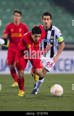 Luis Suarez (Liverpool), Giampiero Pinz (Udinese), 6. Dezember 2012 - Fußball / Fußball: UEFA Europa League Gruppe A Match zwischen Udinese 0-1 Liverpool im Stadio Friuli in Udine, Italien. (Foto von Maurizio Borsari/AFLO) [0855] Stockfoto