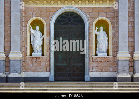 Italien, Sizilien, Tindari, Statuen aus Marmor in der Front der St. Mary Sanctuary Stockfoto