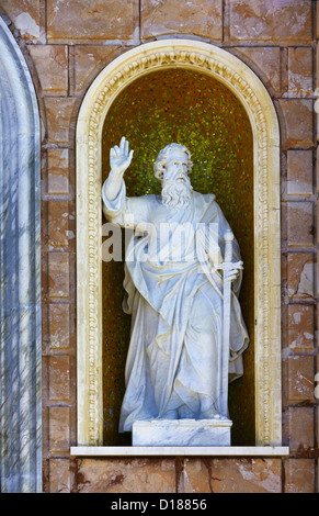 Italien, Sizilien, Tindari, St. Mary Sanctuary, einer der die Marmorstatuen der Kathedrale Front Stockfoto