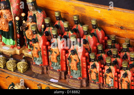 Italien, Sizilien, Tindari, religiöse Statuen von einer schwarzen Madonna für den Verkauf in einem Geschäft in der Nähe von St. Mary Sanctuary Stockfoto