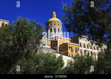 Italien, Sizilien, Tindari, St. Mary Sanctuary, die Kuppel von der Kathedrale und Olivenbäumen Stockfoto