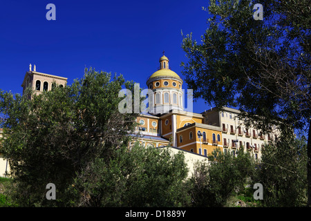 Italien, Sizilien, Tindari, St. Mary Sanctuary, die Kuppel von der Kathedrale und Olivenbäumen Stockfoto