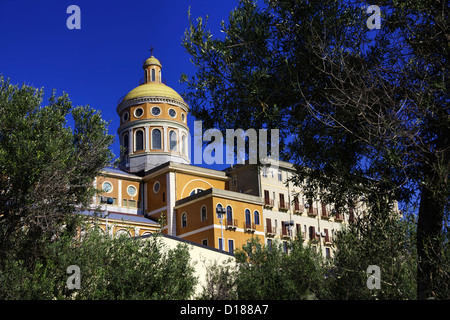 Italien, Sizilien, Tindari, St. Mary Sanctuary, die Kuppel von der Kathedrale und Olivenbäumen Stockfoto