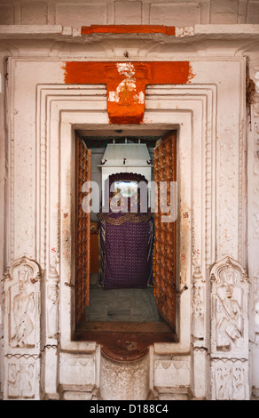 Indien, Rajasthan, Jaipur, der Sonnentempel (Surya Mandir), ein Altair mit zwei Statuetten hindu Gott Stockfoto