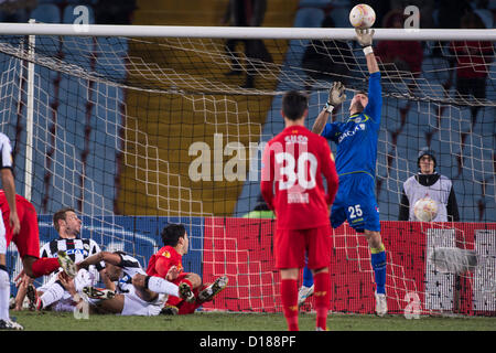 Luis Alberto Suarez Diaz (Liverpool) Daniele Padelli Danilo Larangeira Giovanni Pasquale (Udinese);  06 November; 2012 - Fußball: Uefa Europa League 2012-2013; Gruppe A, Match 6; Endspiels zwischen Udinese 0-1 Liverpool im Friaul-Stadion; Udine, Italien.;     ;(Foto von aicfoto)(ITALY) [0855] Luis Suarez (Liverpool), Giampiero Pinz (Udinese), 6. Dezember 2012 - Fußball / Fußball: UEFA Europa League Gruppe A Match zwischen Udinese 0-1 Liverpool im Stadio Friuli in Udine, Italien. (Foto von Maurizio Borsari/AFLO) [0855] Stockfoto