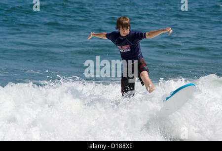 Ein Teenager Surfen im Ozean Stockfoto