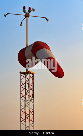 Italien, Venedig Flughafen, Windsack bei Sonnenuntergang Stockfoto