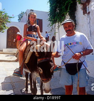 Touristen auf einem Esel Lindos Rhodos griechische Inseln Griechenland Stockfoto