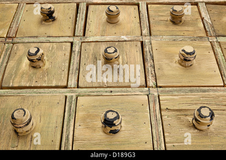 primitive Apotheker oder Katalog Holzschublade Kabinett, geringe Blickwinkel Stockfoto