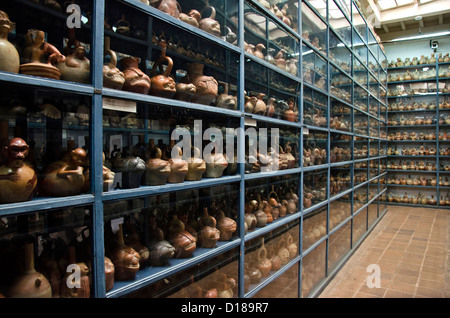 Larco Herrera Museumsgalerie Lagerung der präkolumbianischen Keramik Lima-Perú Stockfoto